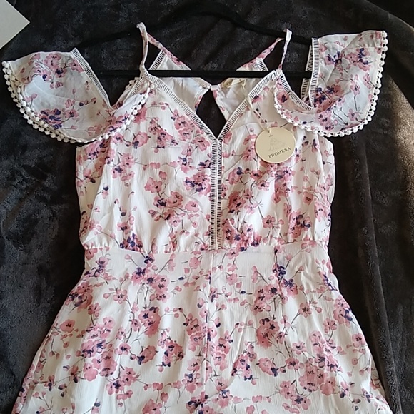 Cold Shoulder Romper with open back - Picture 4 of 4